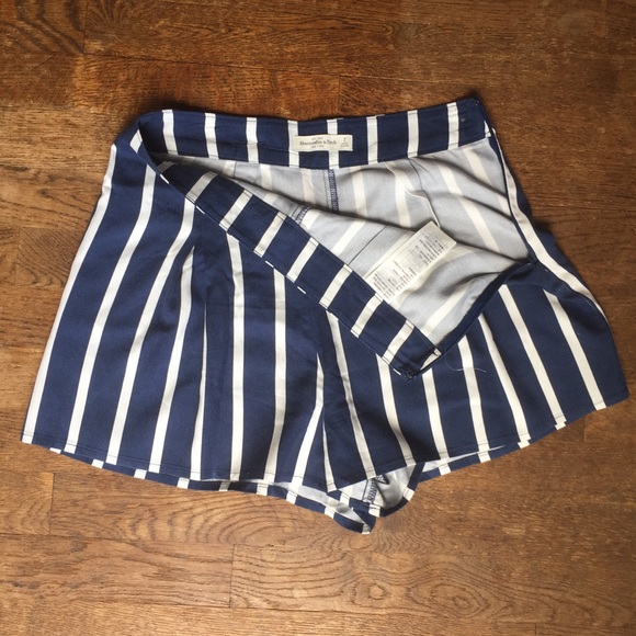 Abercrombie & Fitch Striped High Waisted Shorts - Picture 4 of 5